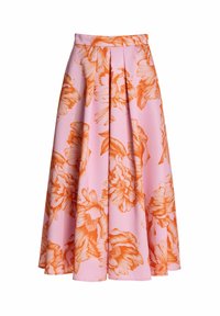 Jupe midi rose en ligne A avec de grands imprimés floraux orange et des plis à l'avant, fabriquée en tissu lisse.