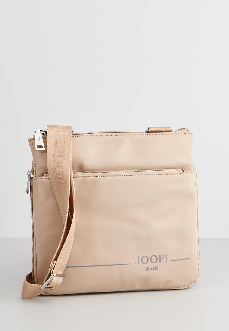 Beige synthetische Schultertasche mit verstellbarem Tragegurt, vorderer Reißverschlusstasche und bedrucktem Logo. Glatte Textur mit minimalistischem Design.