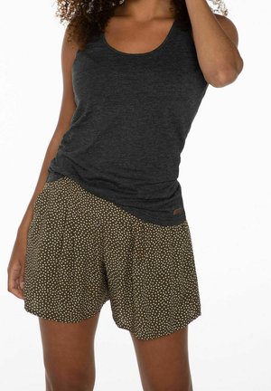 Szary top na ramiączkach w połączeniu z brązowymi szortami w kropki. Szorty mają luźny krój i elastyczny pas.