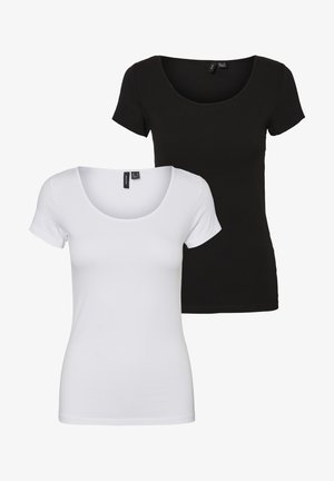 Dwie dopasowane koszulki: jedna biała, druga czarna. Obie mają krótkie rękawy i szeroki dekolt. Wykonane z elastycznej bawełnianej tkaniny.