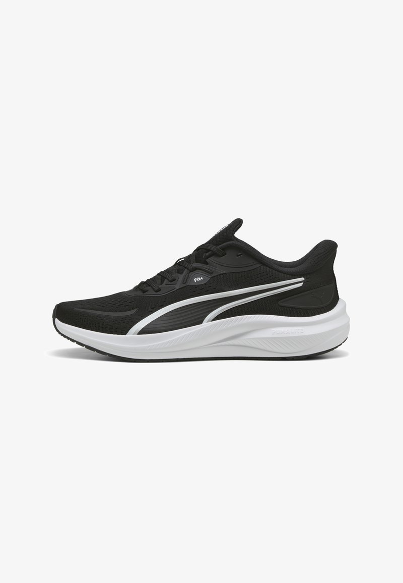 Czarne sportowe buty z teksturowaną cholewką, białymi akcentami i amortyzowaną podeszwą. Posiadają oddychający design z siateczki oraz system sznurowania.