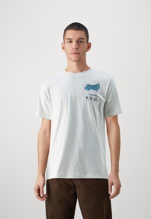 Camiseta de algodón blanca con texto gráfico y símbolos azules en el pecho. Mangas cortas, cuello redondo y corte holgado.