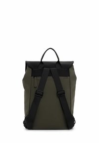 Rucksack aus olivgrünem Stoff mit schwarzen Akzenten. Verfügt über verstellbare schwarze Träger, einen oberen Griff und eine vordere Reißverschlusstasche. Quadratische Form.