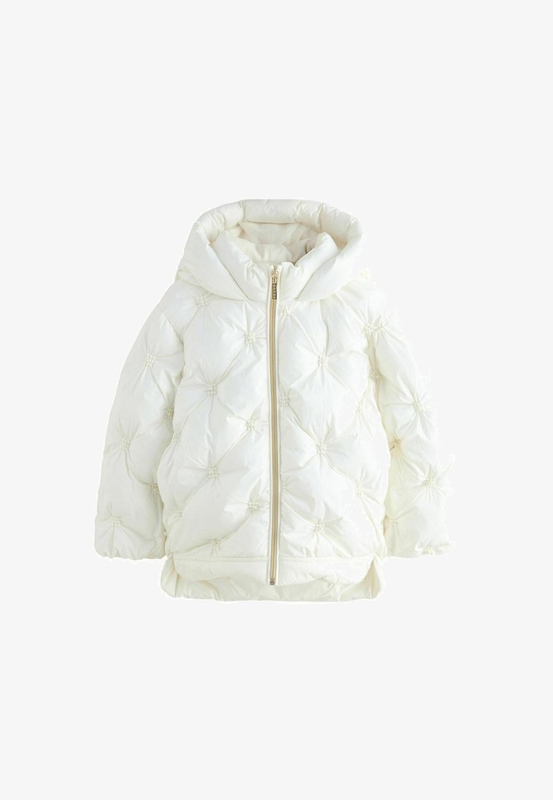 Hvid pufferjakke med hætte, prydet med et quiltet design, lynlås lukning og dekorativ syning. Glat, glinsende stofstruktur.