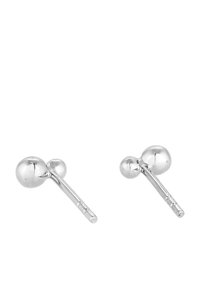 Srebrne naušnice sa šupljim kuglicama na tankom postu. Glatka tekstura s poliranim završetkom, prikazujući minimalistički dizajn.