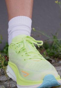 HOKA CLIFTON 9 - Sneakers basse - lettuce/solar flare
