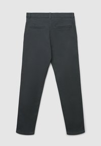 Pantaloni neri con design a gamba dritta, realizzati in cotone. Presentano due tasche posteriori e una finitura pulita ai bordi.