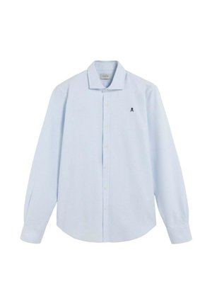 Camisa de hombre de manga larga y botones de color azul claro, con rayas sutiles y pequeño logo de calavera negra en el lado izquierdo del pecho.