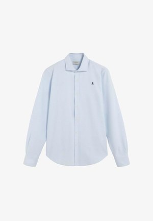 Camisa de hombre de manga larga y botones de color azul claro, con rayas sutiles y pequeño logo de calavera negra en el lado izquierdo del pecho.