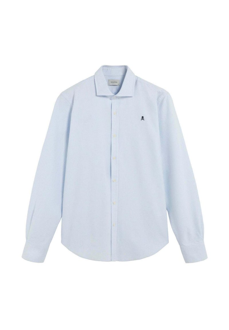 Camisa de hombre de manga larga y botones de color azul claro, con rayas sutiles y pequeño logo de calavera negra en el lado izquierdo del pecho.