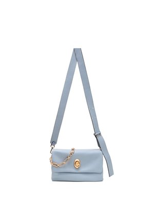 Sac bandoulière en cuir bleu clair avec une sangle réglable, détail chaîne dorée et fermeture à tourniquet dorée sur le rabat avant.