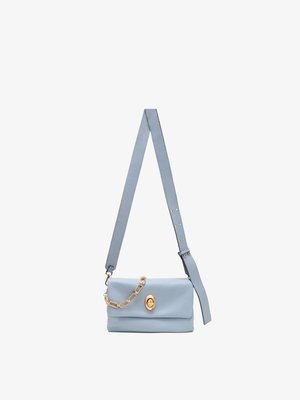 Bolso bandolera de piel azul claro con correa ajustable, detalle de cadena dorada y cierre giratorio dorado en la solapa frontal.