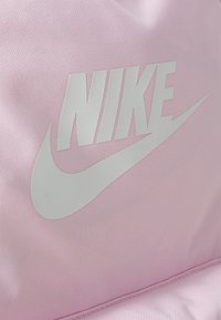 Nike Sportswear HERITAGE UNISEX - Mugursoma - pink foam/white