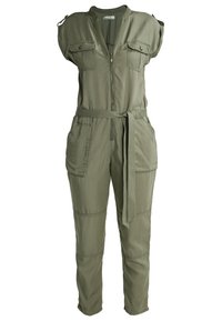 Bezrekawny zielony kombinezon roboczy z oliwkowej tkaniny z zamkiem z przodu, dwoma klapowymi kieszeniami na piersiach, dużymi bocznymi kieszeniami oraz paskiem z tkaniny.