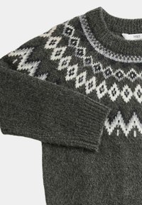 Suéter de punto gris con un diseño de yoke circular que presenta patrones de diamantes y zigzags en blanco y gris claro. Puños y cuello acanalados.