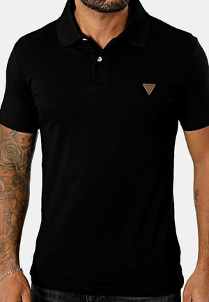 Polo negro con cuello, un pequeño logo triangular y una tela texturizada. Las mangas cortas y un diseño ajustado completan el look.