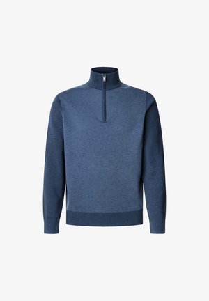 Suéter azul de punto con un cuello alto y media cremallera. Presenta una superficie texturizada y puños acanalados, diseñado para un ajuste ceñido.