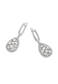 Strieborné visiace náušnice s klastrom okrúhlych a hruškových čírych kryštálov, osadené v textúrovanej obrube s menšími kameňmi pozdĺž vrchnej časti.