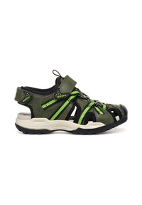 Diseño de sandalias en verde y negro, que cuentan con materiales de malla y cuero, correa ajustable, acentos estampados y una suela texturizada para un mejor agarre.