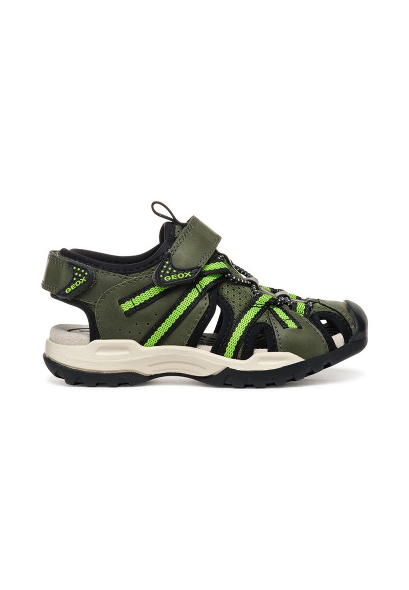 Diseño de sandalias en verde y negro, que cuentan con materiales de malla y cuero, correa ajustable, acentos estampados y una suela texturizada para un mejor agarre.
