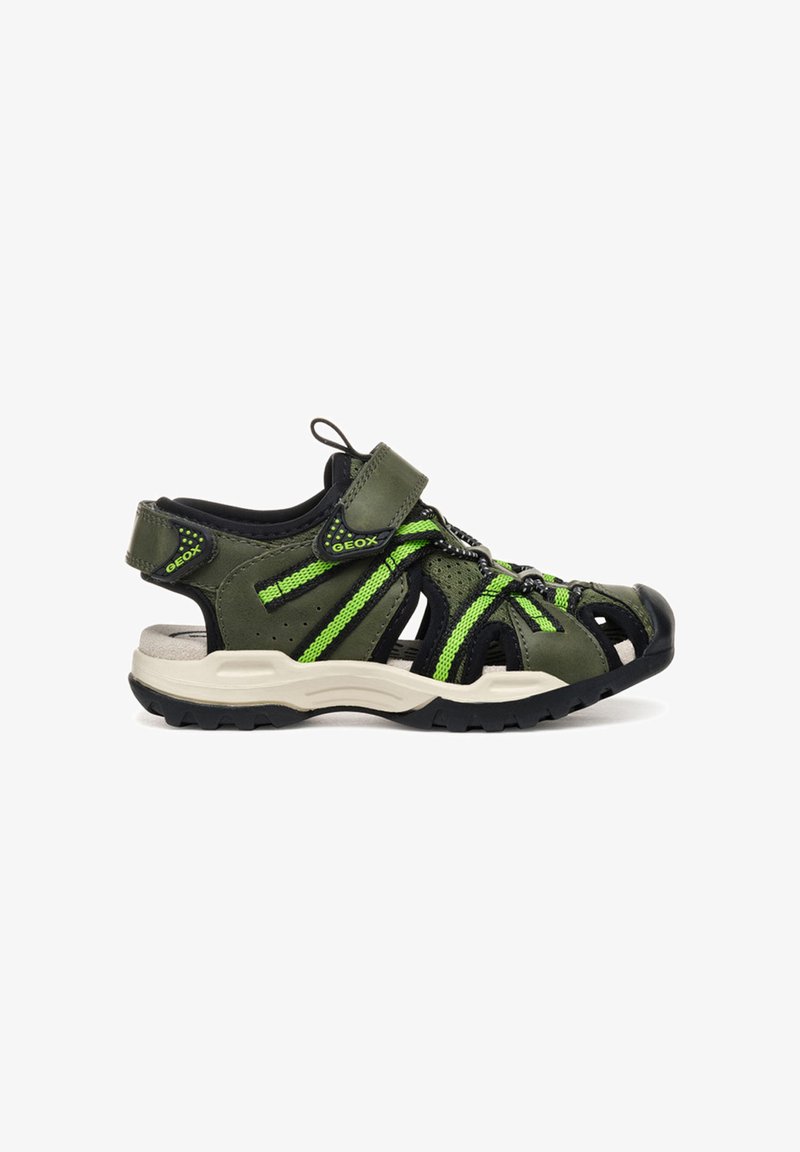 Diseño de sandalias en verde y negro, que cuentan con materiales de malla y cuero, correa ajustable, acentos estampados y una suela texturizada para un mejor agarre.