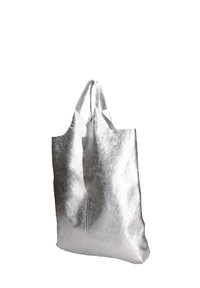 Zilveren metallic tote bag met een gladde textuur, twee stevige handvatten en een eenvoudig ontwerp. Beschikt over een gestikte naad voor duurzaamheid.