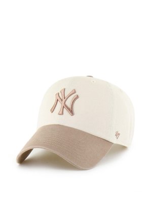 Beige und taupe Baseballkappe mit gesticktem "NY" Logo vorne und "47" Branding an der Seite, gebogenes Schirmdesign.