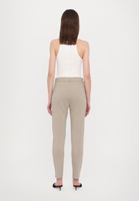 MM EFFETTO - Trousers - sand