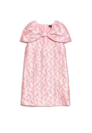Rosa satengkjole med høy hals og stor sløyfedetalj på skuldrene, med teksturert blomsterbroderi gjennom hele stoffet.