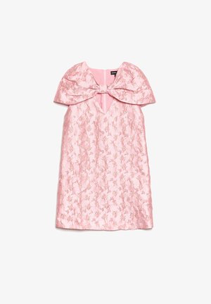 Roosa satiinist kleit, millel on kõrge kaelus ja suured lipsukujulised detailid õlgadel ning kogu kangal tekstuurse lillemustriga tikand.