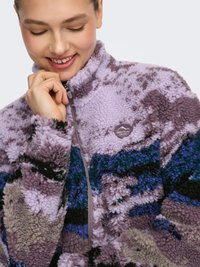 Fleecejack met een ritssluiting aan de voorkant, met een mix van paarse, blauwe en zwarte patronen. Zacht, gestructureerd materiaal en een logovlek op de borst.