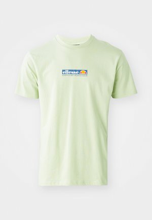 Tricou din bumbac de culoare verde deschis, cu un logo "ellesse" în nuanțe de albastru și portocaliu pe față. Design clasic cu guler rotund și mâneci scurte.
