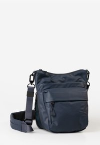 Borsa a spalla blu navy realizzata in materiale liscio e resistente all'acqua; dotata di una tracolla regolabile, tasca frontale e discreto dettaglio del logo.