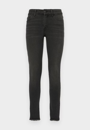 Jeans skinny de denim preto com cintura alta, apresentando uma bainha desfiada e detalhes de desbotamento sutis. Design clássico de cinco bolsos e fecho de botão.