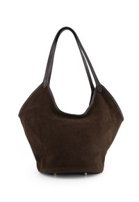 Brązowa zamszowa torba na ramię z ciemnymi skórzanymi akcentami, szerokim otwarciem i dwoma mocnymi uchwytami. Posiada złote okucia u dołu.