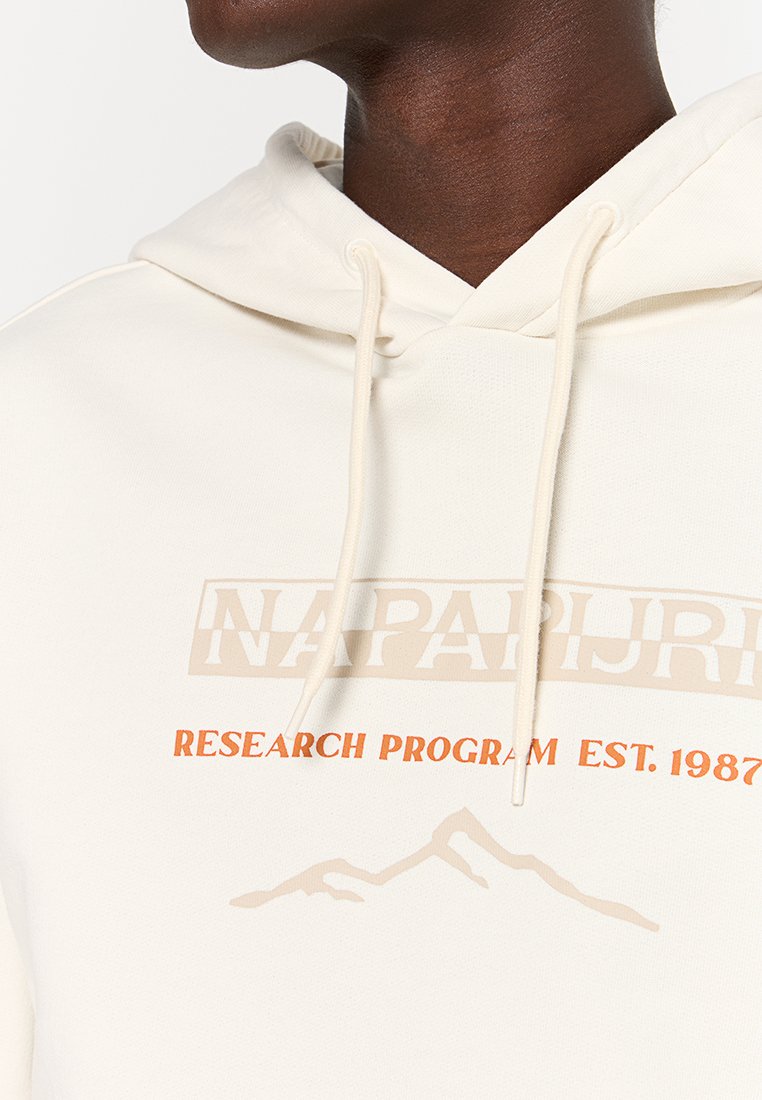 Hoodie crema con stampa frontale, che presenta "Napapijri" in beige chiaro e "Research Program Est. 1987" in arancione, con cappuccio regolabile.