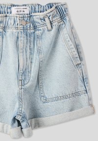 Shorts di jeans azzurri chiari con vita elastica arricciata, orli arrotolati e due tasche laterali. Presentano dettagli di cucitura sottili.