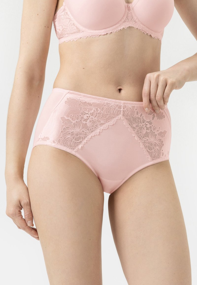 Culotte taille haute rose en tissu lisse avec un accent en dentelle florale sur les côtés, dotée d'un bord festonné et d'une taille élastique.