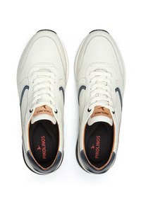 Zapatillas deportivas blancas con una parte superior texturizada, detalles en azul marino, diseño con cordones, plantillas acolchadas y una etiqueta de marca visible en la lengüeta.