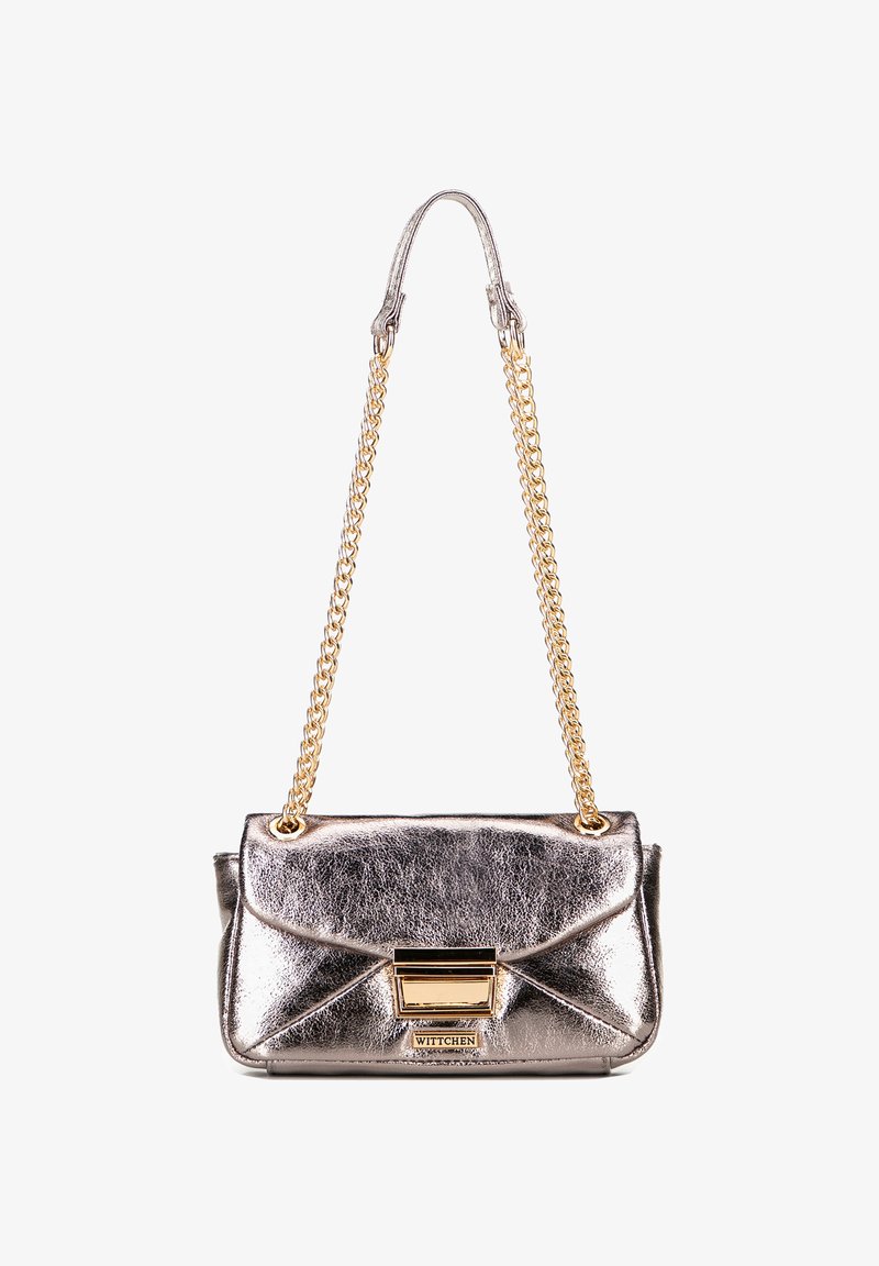 Metallisch silberne Handtasche mit einem goldenen Kettenriemen, ausgestattet mit einer strukturierten Oberfläche, einem Klappenverschluss und einem goldenen Hardware-Detail.