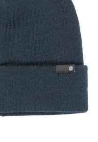 Beanie a maglia blu scuro con risvolto. Presenta un piccolo etichetta rettangolare in tessuto con un logo sul lato. Motivo a maglia testurizzato su tutta la superficie.