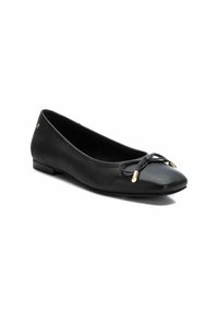 Bailarinas de cuero negro con punta afilada, con un lazo decorativo atado y acentos de hardware en tono dorado. Textura suave, tacón bajo.