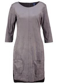Robe grise en daim longueur genou avec manches 3/4, encolure ronde, fermeture éclair devant et deux grandes poches plaquées sur le devant.