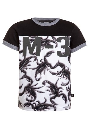 Czarny i biały t-shirt z nadrukiem skorpiona, z czarnymi rękawami i szarym dekoldem. Z przodu widnieje wyraźny napis "M-3".
