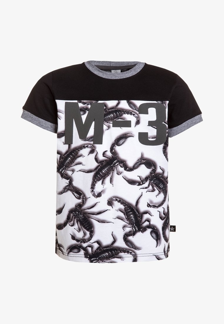 T-shirt noir et blanc avec un motif de scorpion, manches noires et col gris. L'avant affiche le texte "M-3" de manière bien visible.