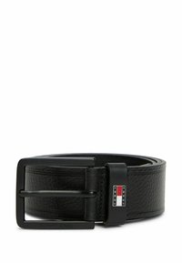Cinturón de cuero negro con un acabado texturizado, que presenta una hebilla de metal negro y un acento de logo. Mide un ancho estándar, adecuado para uso casual.