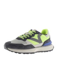 Zapatilla deportiva gris y verde neón que presenta materiales de ante y malla, forma de punta redonda, suela texturizada y acentos en el talón de color azul contrastante.