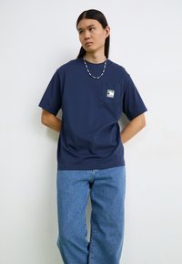 The North Face MOUNTAIN LOGO RELAXED POCKET TEE - Tricou basic - summit navy