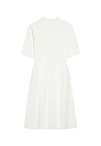 Krótka biała sukienka z krótkim rękawem i wysokim dekoltem, wykonana z miękkiego, prążkowanego materiału. Sukienka w kształcie litery A, o gładkiej fakturze i bez widocznych wzorów.