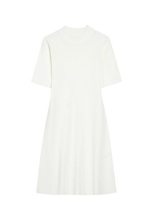 Krótka biała sukienka z krótkim rękawem i wysokim dekoltem, wykonana z miękkiego, prążkowanego materiału. Sukienka w kształcie litery A, o g�ładkiej fakturze i bez widocznych wzorów.